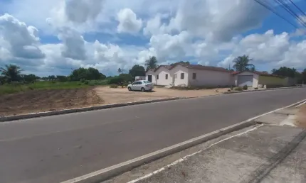 Terreno com uma casa grande de esquina, próximo ao centro da cidade