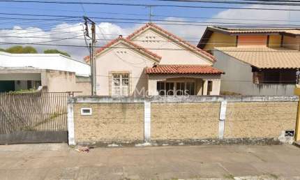 Excelente espaço para construção do seu negócio, terreno com 912 m² na região central.  Terreno com 2 casas antigas para reforma ou demolição, terreno amplo com 12 de testada e mais adiante abre para
