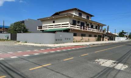 Predio Residencial C/Aprox.550m2 C/06Aptos e Terreno C/Area de 861m2 No Bairro Aventureiro!