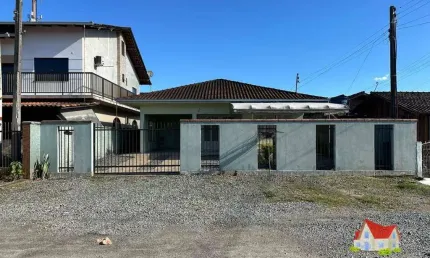 Residencia em alvenaria c/02 quartos + edicula e tereno c/360 m2 no aventureiro!
