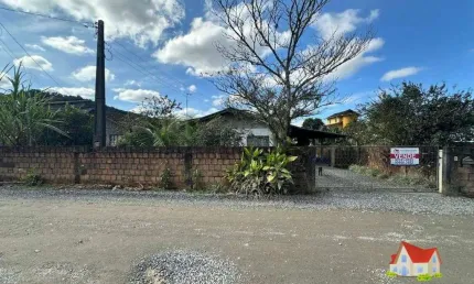 Terreno c/area de 428 m2 + residencia em alvenaria no bairro aventureiro!