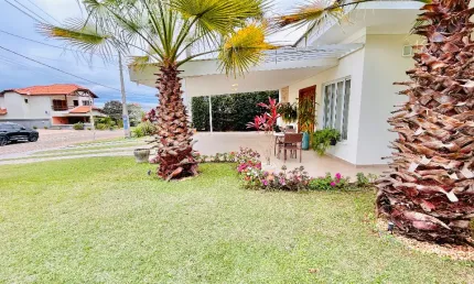 Casa térrea 4 dormitórios com piscina em condominio