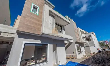 Sobrado em condominio na divisa do Portão com Água Verde
