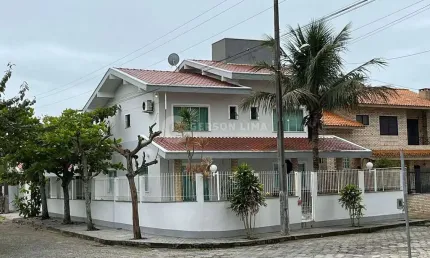 Casa com 6 quartos à venda no Centro, Penha 