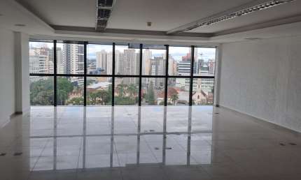 Sala comercial com excelente área útil e vista ampla da cidade. 