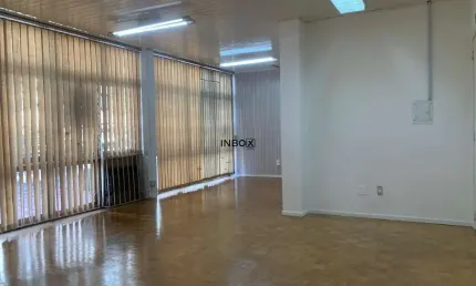 INBOX CIA IMOBILIÁRIA ALUGA - Sala comercial de andar no Centro de Bento Gonçalves.