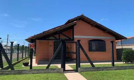 INBOX CIA IMOBILIÁRIA VENDE EM ATLÂNTIDA SUL - Casa com piscina à 800 m da praia.
