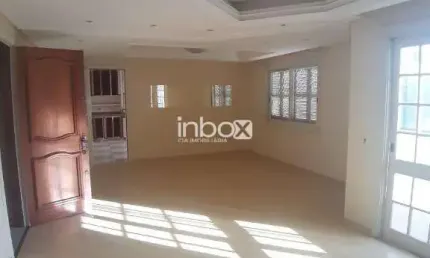 INBOX CIA IMOBILIÁRIA VENDE - Apartamento SEMI-MOBILIADO de três dormitórios no bairro Centro.