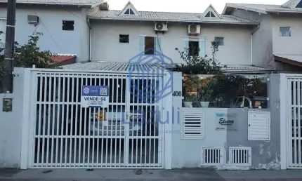 Sobrado geminado localizado no bairro Meia Praia em Navegantes SC