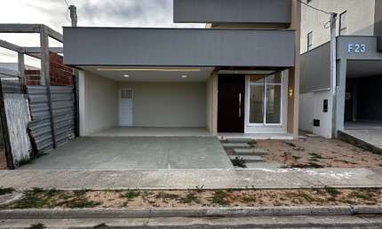 Casa no Condomínio Ecoville 2, Localizada no Bairro