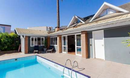 Casa lindíssima de 370M² , com piscina, edícula com churrasqueira , 3 quartos, R$ 1.350.000,00 à vista - Santa Felicidade | Curitiba