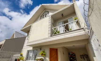 Sobrado com 4 Quartos | Suíte | 146m² | 3 Vagas | Não geminado à venda por R$ 599.000 - Pilarzinho - Curitiba/PR