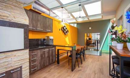 Sobrado MOBILIADO EM CONDOMÍNIO | 4 dormitórios | 200 m² | à venda por R$ 1.230.000 - Água Verde - Curitiba/PR