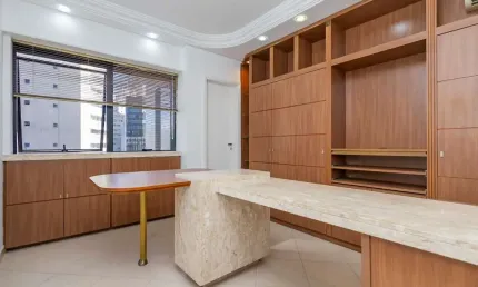 Sala comercial à venda no Água Verde, com 1 vaga de garagem, ao lado da Praça do Japão, dois ambientes semi mobiliados, por R$ 286.000 - Curitiba/PR