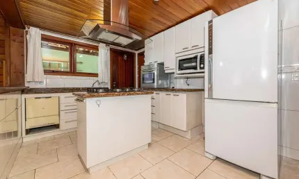 Sobrado Rústico com 3 Quartos | Suíte | 4 vagas | 195m² | à venda por R$ 730.000 - São Braz - Curitiba/PR