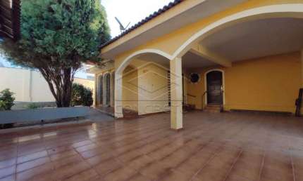 Casa com 3 quartos para alugar na Vila Brasil, Jaú 