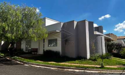 Linda casa de esquina no residencial QUINTA RANIERI BLUE