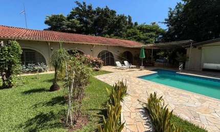 Linda Chácara à Venda - Com Piscina, Salão de Festas e Três Residências!