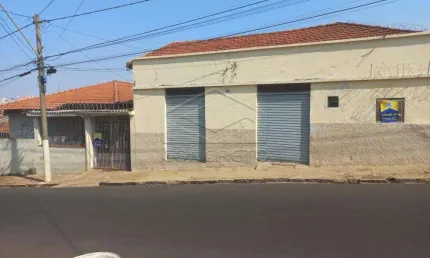 Casa com ótima localização, contendo galpão comercial!