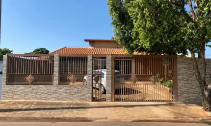Excelente residência com 03 dormitórios - Iacanga/SP