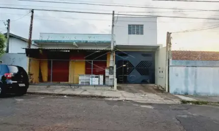 Casa com 04 dormitórios e salão comercial - Vila Ipiranga