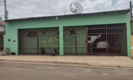 Residência com cômodos amplos à venda no jd. santista