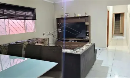 Casa confortável e assobradada com ótima localização!