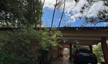 LINDA CASA ARBORIZADA COM 3 DORMITÓRIOS, PISCINA E CANIL