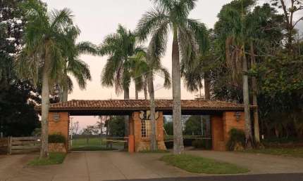 Excelente casa em condomínio fechado, estilo chácaras ? conforto, privacidade e lazer em um só lugar!