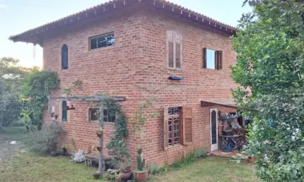 Sobrado, com lareira, forno a lenha, quartos amplos e ventilados, um deles com ofurô