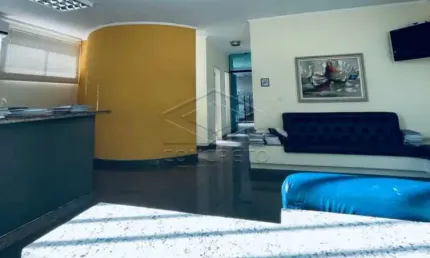 Prédio comercial com salas de atendimento, sala de aula e anfiteatro