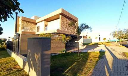 LINDA CASA DE ALTO PADRÃO NO TAMBORÉ COM TRÊS SUÍTES