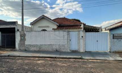 CASA COM 2 DORMITÓRIOS E AMPLO QUINTAL COM ÁRVORES FRUTÍFERAS. VILA SEABRA, BAURU/SP