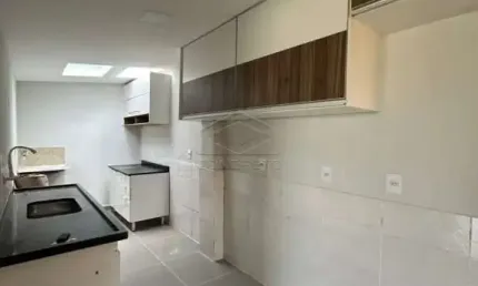 Linda casa com 2 dormitórios, sala ampla e garagem fechada