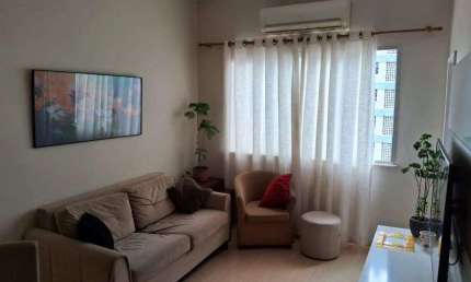 Apartamento Reformado | 70 m² | 2 Quartos + Dependência | Silencioso e Arejado
