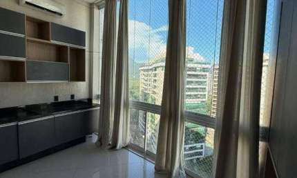 A **Quatro Paredes Imobiliária** tem o prazer de apresentar à venda, na Península Barra da Tijuca, um excelente **loft** de 78 m² 2 qtrs sendo 1 suíte