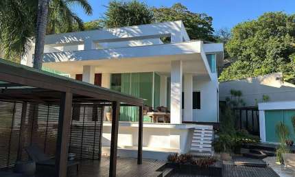 Quatro Paredes Imóveis vende casa de luxo e magnífica em Pendotiba, Niterói, ao lado do Country Clube de Niterói.