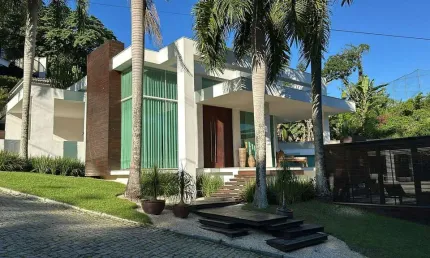 Quatro Paredes Imóveis vende casa de luxo e magnífica em Pendotiba, Niterói, ao lado do Country Clube de Niterói.