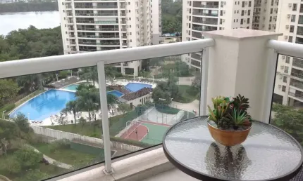 Quatro Paredes Vende - Apto Duplex Península 128m2, 2 vagas, 2 qts sendo 1 suíte podendo fazer o 3º