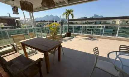Quatro Paredes Vende - Cobertura  Duplex com Vista Privilegiada no Le Parc Resort – Barra da Tijuca Cobertura duplex de 200m²