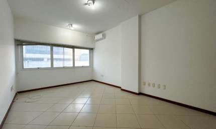 Sala comercial à venda na Avenida Desembargador Vítor Lima, 260, Trindade, Florianópolis, 23 m2 por R$ 135.000