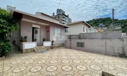 Casa com 3 quartos à venda na rua monsenhor topp, 133, centro, florianópolis, 90 m2 por r$ 990.000