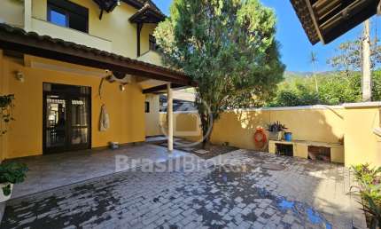 Casa em Condomínio à venda com 300,00m² e 4 quartos e Piscina.