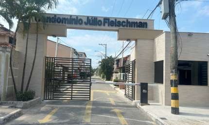 Casa Ampla Condomínio Júlio Fleischman - Estrada Iaraquã
