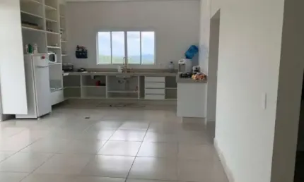 Casa linda em condomínio fechado. aprox 650 m2 de área construída