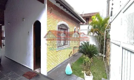Casa térrea com 03 dormitórios na Martim de Sá - 400 metros da praia