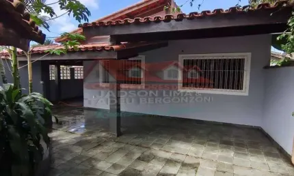 Linda casa com três amplos dormitórios no Bairro Caputera em Caraguatatuba!