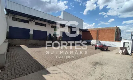 Salão comercial, 780 m² de área construída, área administrativa, pátio e estacionamento.