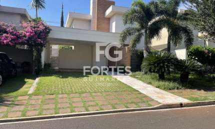 Sobrado em condomínio para alugar, 3 quartos/2 suítes, 242,07 m² de construção no Guaporé