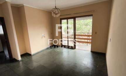 Apartamento 88m² próximo do hospital São Lucas e da faculdade Barão de Mauá, com 3 quartos e armários, e 1 banheiro social com gabinete, espelho e box em acrílico;